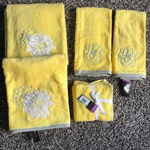 Bath Set NWT (Set of 2)